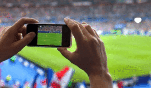How Mobile Networks Handle Thousands of Fans Checking the Same Match