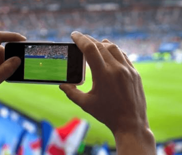How Mobile Networks Handle Thousands of Fans Checking the Same Match